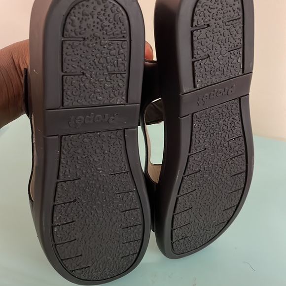 Size 10 1/2 Propet sandals ( by The Walking Shoe Company - Picture 3 of 7